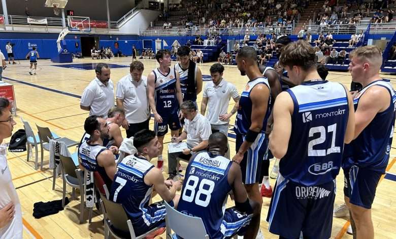 El Flexicar Fuenlabrada en un tiempo muerto frente el Melilla Baloncesto
