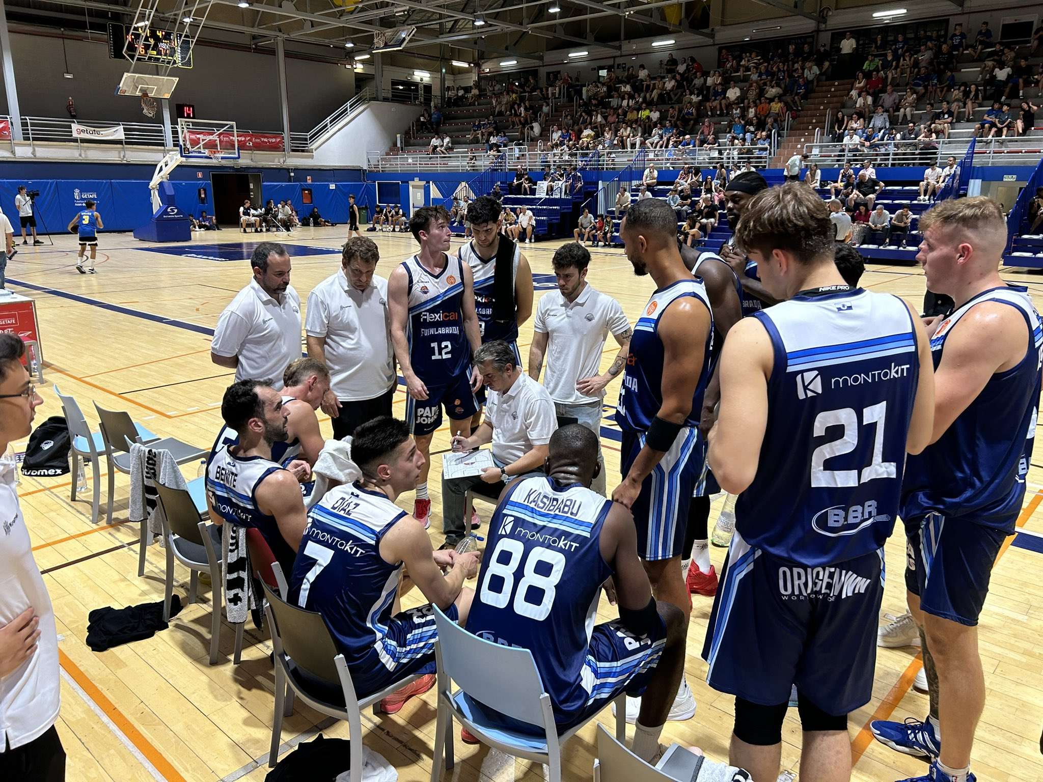 El Flexicar Fuenlabrada en un tiempo muerto frente el Melilla Baloncesto