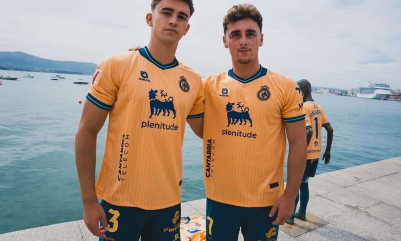 Mario García y Yeray Cabanzón posando con la tercera equipación