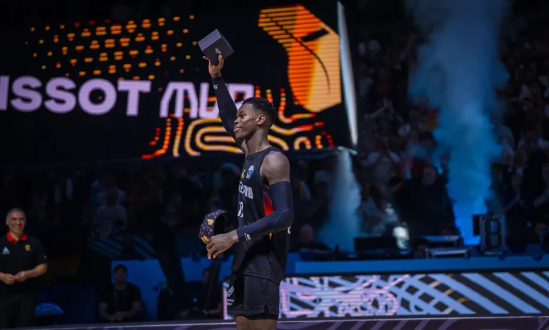 Dennis Schröder recibiendo el premio MVP del Eurobasket 2025