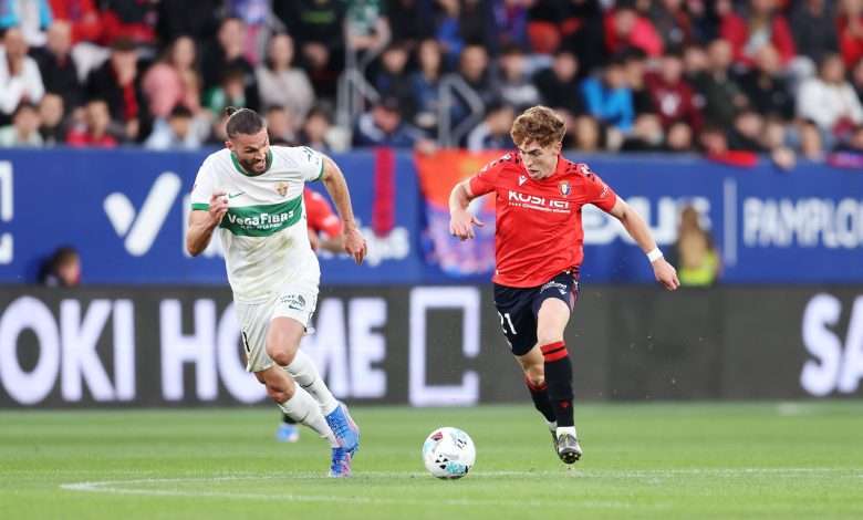 Leo Petrot of Elche CF battles for possession with Victor Munoz of CA Osasuna during the LaLiga EA Sports match between CA Osasuna and Elche CF at Estadio El Sadar on September 25, 2025 in Pamplona, Spain. (Photo by Ion Alcoba Beitia/Getty Images)