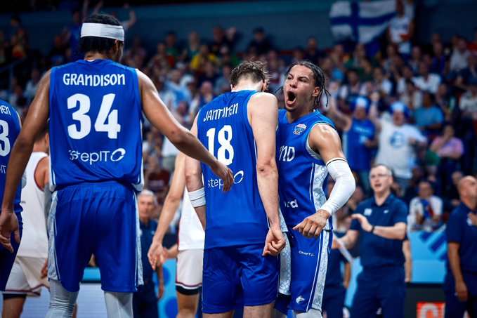 Finlandia celebrando la victoria ante Serbia