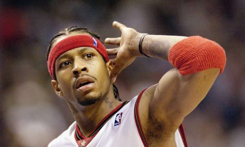Allen Iverson con los Sixers haciendo su icónica celebración