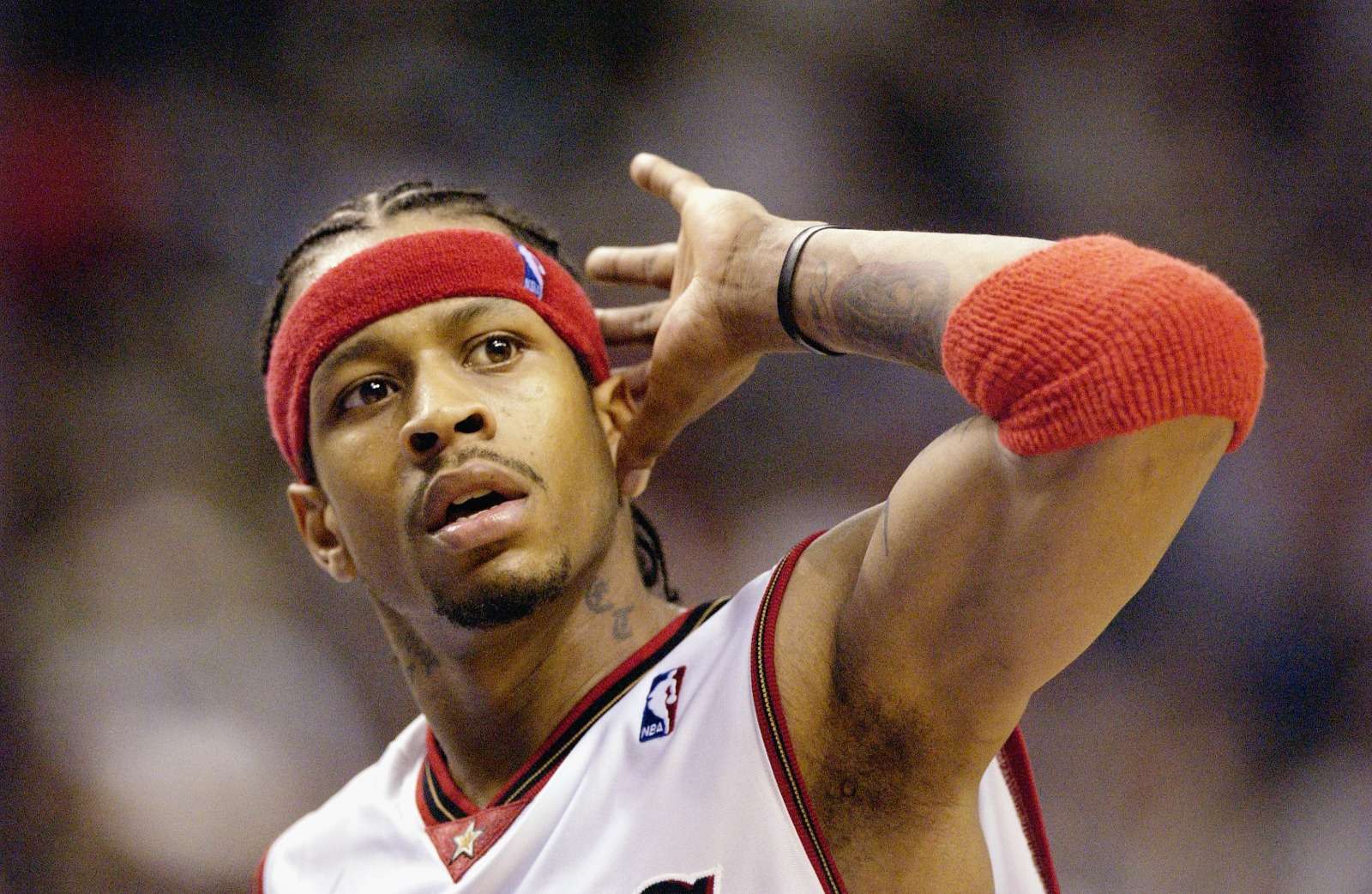 Allen Iverson con los Sixers haciendo su icónica celebración
