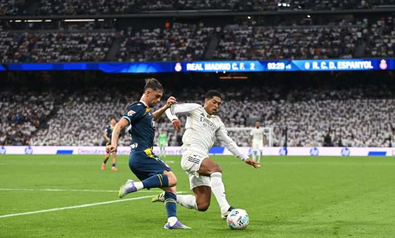 MADRID, SPAIN - SEPTEMBER 20: Jofre Carreras of RCD Espanyol is tackled by Jude Bellingham of Real Madrid during the LaLiga EA Sports match between Real Madrid CF and RCD Espanyol de Barcelona at Estadio Santiago Bernabeu on September 20, 2025 in Madrid, Spain. (Photo by Denis Doyle/Getty Images)