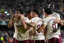 VALENCIA, SPAIN - OCTOBER 25: Gerard Moreno of Villarreal CF celebrates scoring his team's first goal with teammates during the LaLiga EA Sports match between Valencia CF and Villarreal CF at Estadi de Mestalla on October 25, 2025 in Valencia, Spain. (Photo by Aitor Alcalde/Getty Images)