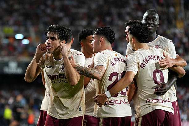 VALENCIA, SPAIN - OCTOBER 25: Gerard Moreno of Villarreal CF celebrates scoring his team's first goal with teammates during the LaLiga EA Sports match between Valencia CF and Villarreal CF at Estadi de Mestalla on October 25, 2025 in Valencia, Spain. (Photo by Aitor Alcalde/Getty Images)