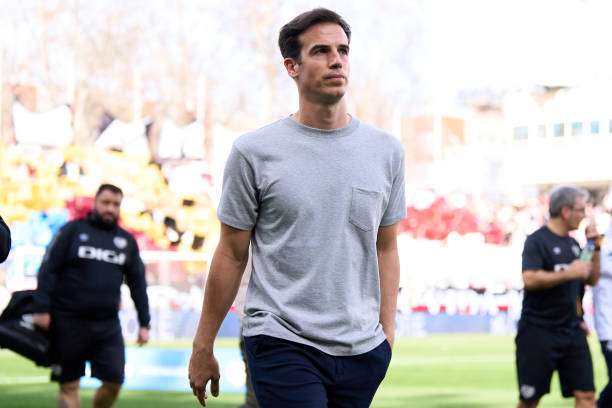 MADRID, SPAIN - FEBRUARY 18: Head coach Iñigo Pérez of Rayo Vallecano looks on prior to the LaLiga EA Sports match between Rayo Vallecano and Real Madrid CF at Estadio de Vallecas on February 18, 2024 in Madrid, Spain.