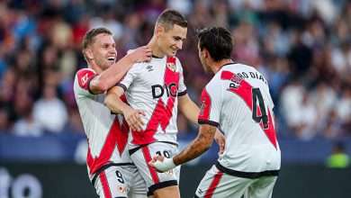 VALENCIA, SPAIN - OCTOBER 19: Jorge de Frutos of Rayo Vallecano celebrates a goal with teammates during the Spanish league, LaLiga EA Sports, football match played between Levante UD and Rayo Vallecano at Ciutat de Valencia stadium on October 19, 2025, in Valencia, Spain.