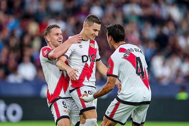 VALENCIA, SPAIN - OCTOBER 19: Jorge de Frutos of Rayo Vallecano celebrates a goal with teammates during the Spanish league, LaLiga EA Sports, football match played between Levante UD and Rayo Vallecano at Ciutat de Valencia stadium on October 19, 2025, in Valencia, Spain.