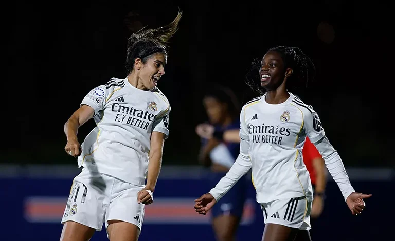 Las jugadoras del Real Madrid celebran el triunfo conseguido en París