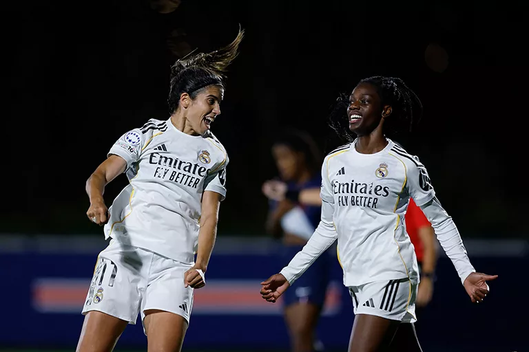 Las jugadoras del Real Madrid celebran el triunfo conseguido en París