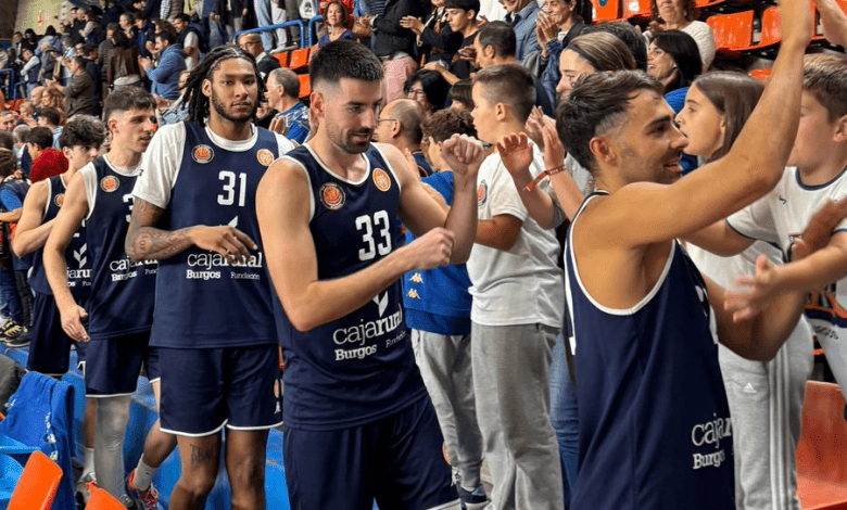 Los jugadores del CB Tizona Burgos saludando a los aficionados