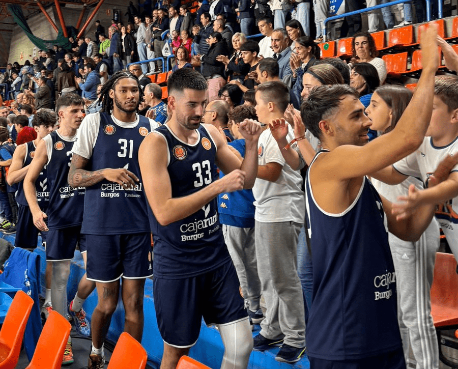 Los jugadores del CB Tizona Burgos saludando a los aficionados