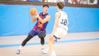Daniel González Castro en una acción ante Alex Muncunill en la primera jornada de la Liga U