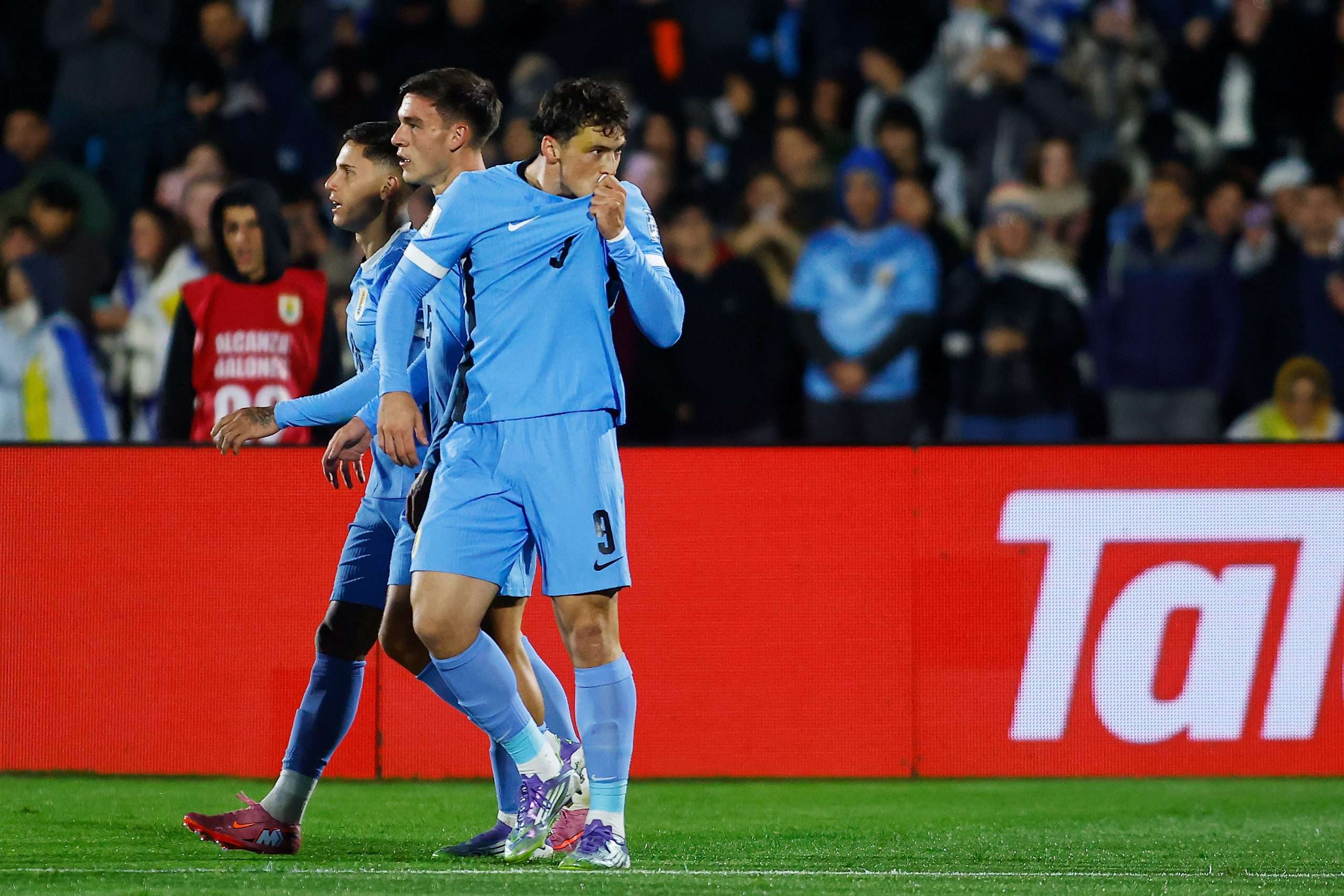 Federico Viñas del Oviedo, con Uruguay, celebrando un gol