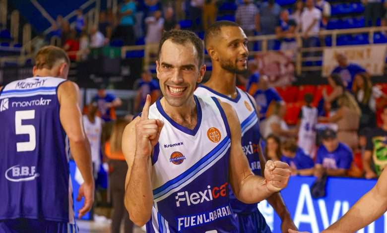 Vítor Benite celebrando la primera victoria del equipo en el Fernando Martín