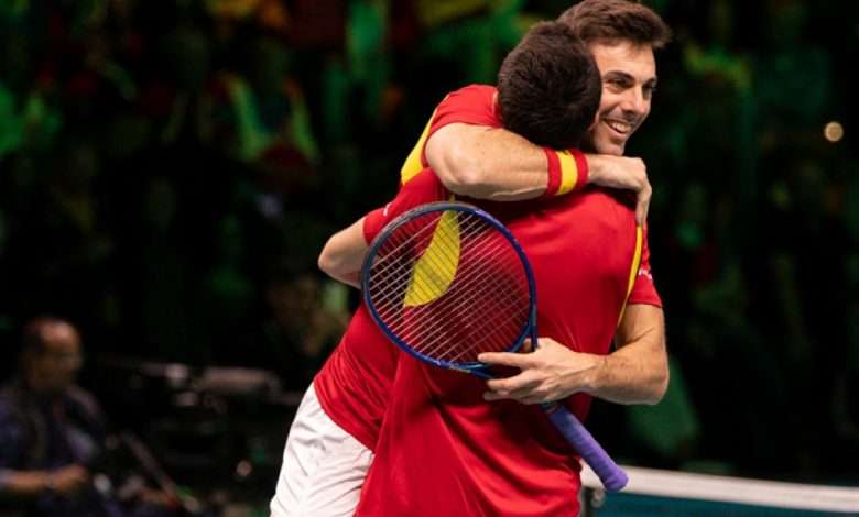 Abrazo entre Marcel Granollers y Pedro Martínez