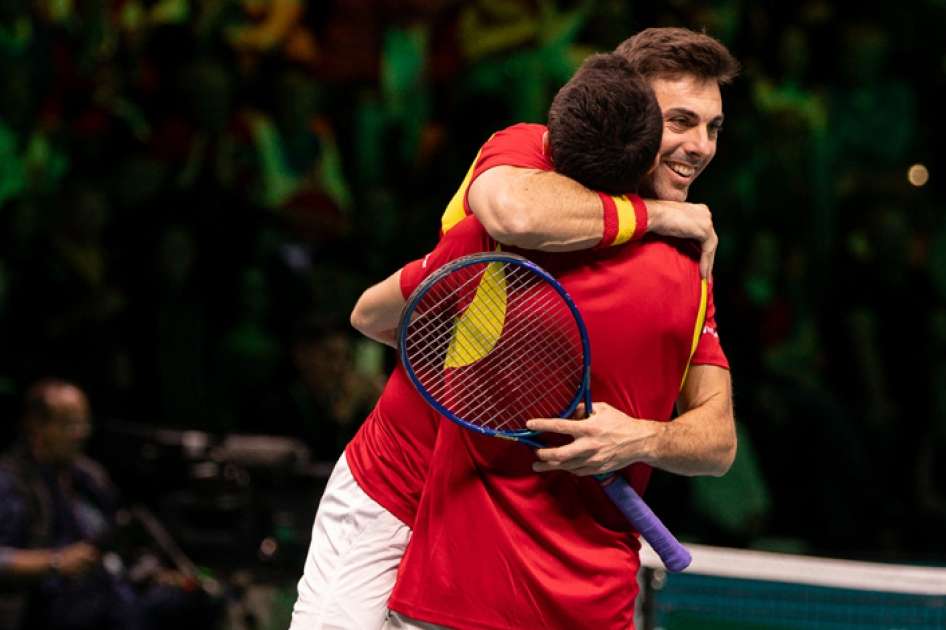 Abrazo entre Marcel Granollers y Pedro Martínez