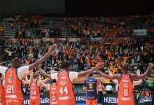 El Leyma Coruña celebrando la victoria frente al Flexicar Fuenlabrada con los aficionados del Coliseum
