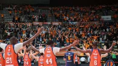 El Leyma Coruña celebrando la victoria frente al Flexicar Fuenlabrada con los aficionados del Coliseum