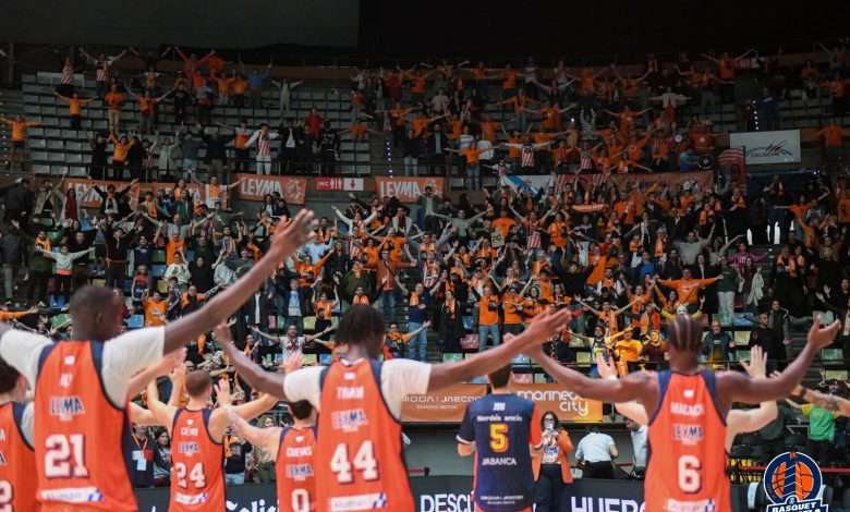 El Leyma Coruña celebrando la victoria frente al Flexicar Fuenlabrada con los aficionados del Coliseum