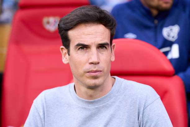 MADRID, SPAIN - FEBRUARY 18: Head coach Iñigo Pérez of Rayo Vallecano looks on prior to the LaLiga EA Sports match between Rayo Vallecano and Real Madrid CF at Estadio de Vallecas on February 18, 2024 in Madrid, Spain.