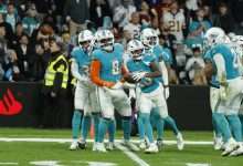 El jugador del Miami Dolphins Jack Jones (c), durante el partido de liga regular de la Liga de Fútbol Americano (NFL). EFE/JuanJo Martín