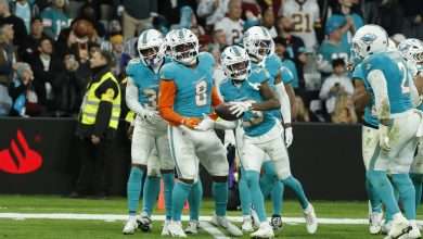 El jugador del Miami Dolphins Jack Jones (c), durante el partido de liga regular de la Liga de Fútbol Americano (NFL). EFE/JuanJo Martín