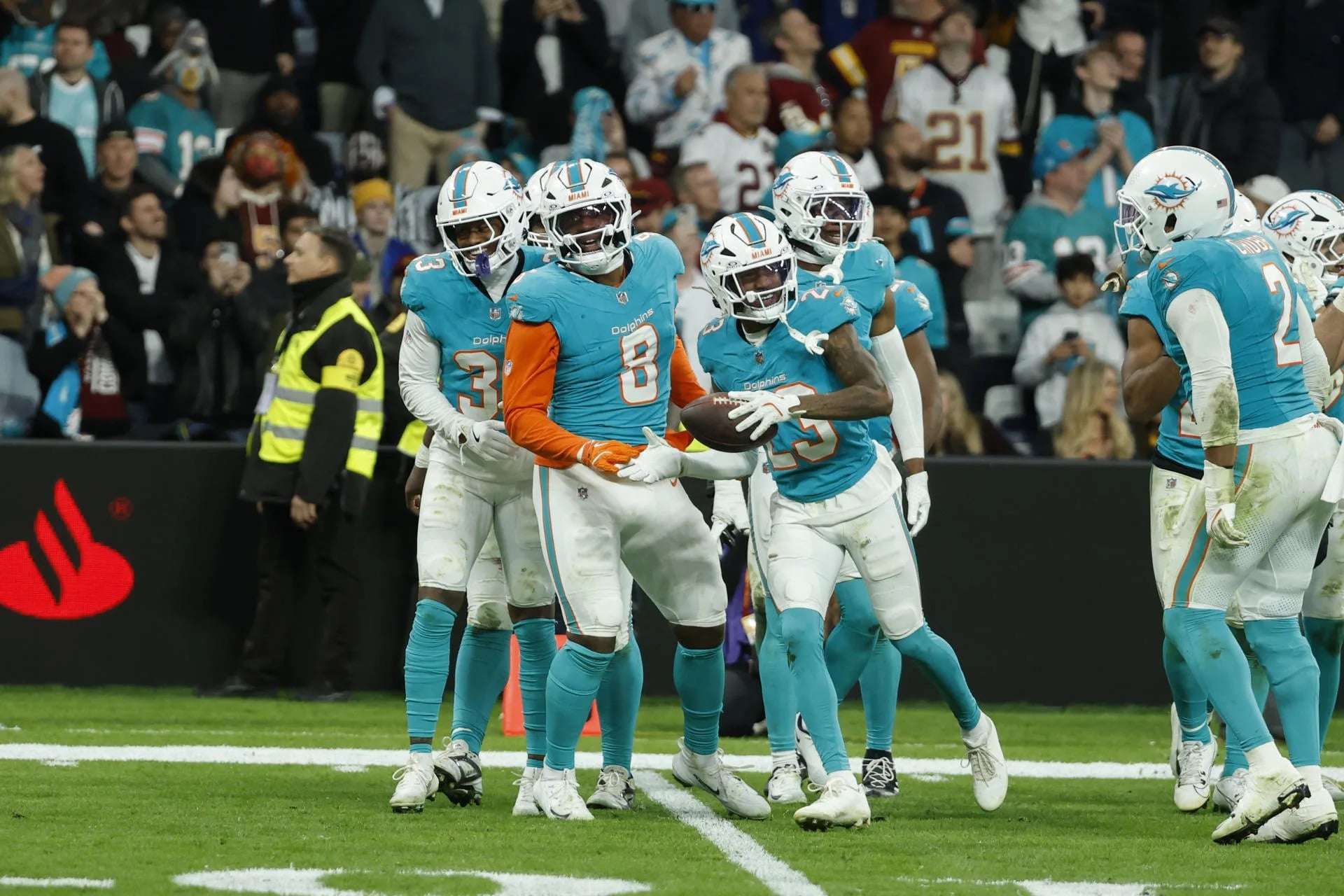 El jugador del Miami Dolphins Jack Jones (c), durante el partido de liga regular de la Liga de Fútbol Americano (NFL). EFE/JuanJo Martín