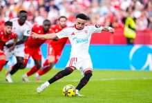 Ruben Vargas of Sevilla FC shoots for goal during the LaLiga EA Sports match between Sevilla FC and CA Osasuna at Ramon Sanchez-Pizjuan stadium