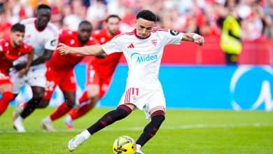 Ruben Vargas of Sevilla FC shoots for goal during the LaLiga EA Sports match between Sevilla FC and CA Osasuna at Ramon Sanchez-Pizjuan stadium