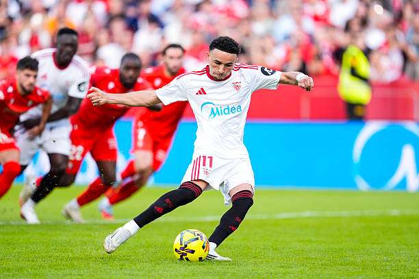 Ruben Vargas of Sevilla FC shoots for goal during the LaLiga EA Sports match between Sevilla FC and CA Osasuna at Ramon Sanchez-Pizjuan stadium