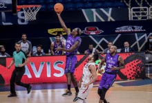Thaddus McFadden haciendo una entrada a canasta con el San Pablo Burgos