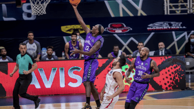 Thaddus McFadden haciendo una entrada a canasta con el San Pablo Burgos