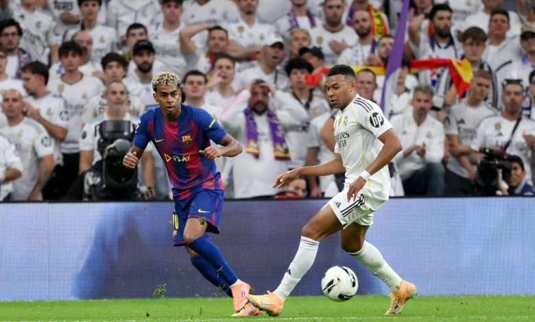 MADRID, SPAIN - OCTOBER 26: Lamine Yamal of FC Barcelona passes the ball whilst under pressure from Kylian Mbappe of Real Madrid during the LaLiga EA Sports match between Real Madrid CF and FC Barcelona at Estadio Santiago Bernabeu on October 26, 2025 in Madrid, Spain. (Photo by David Ramos/Getty Images)