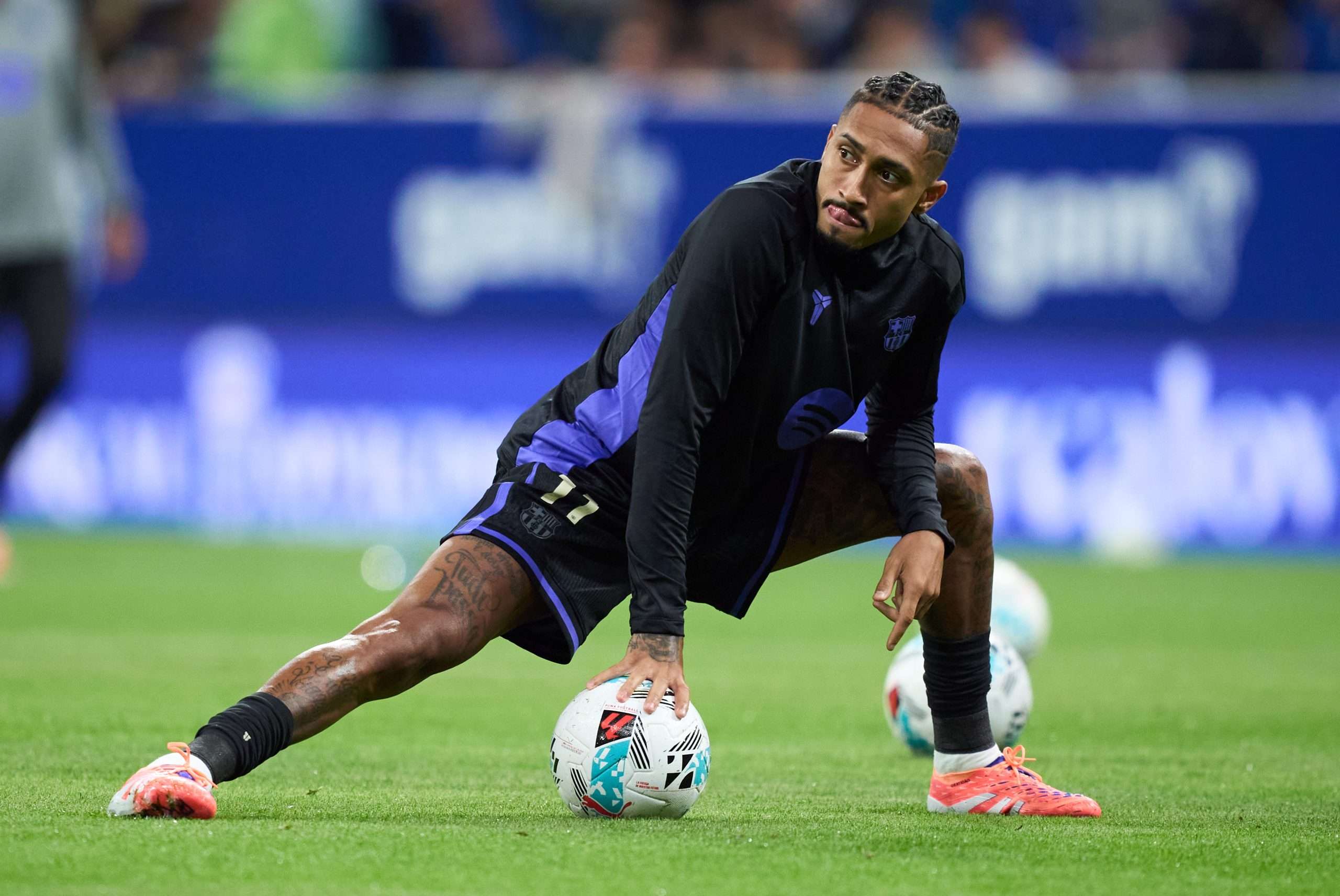 Raphael Dias 'Raphinha' of FC Barcelona warms up prior to the LaLiga EA Sports match between Real Oviedo and FC Barcelona at Carlos Tartiere on September 25, 2025 in Oviedo, Spain. (Photo by Juan Manuel Serrano Arce/Getty Images)