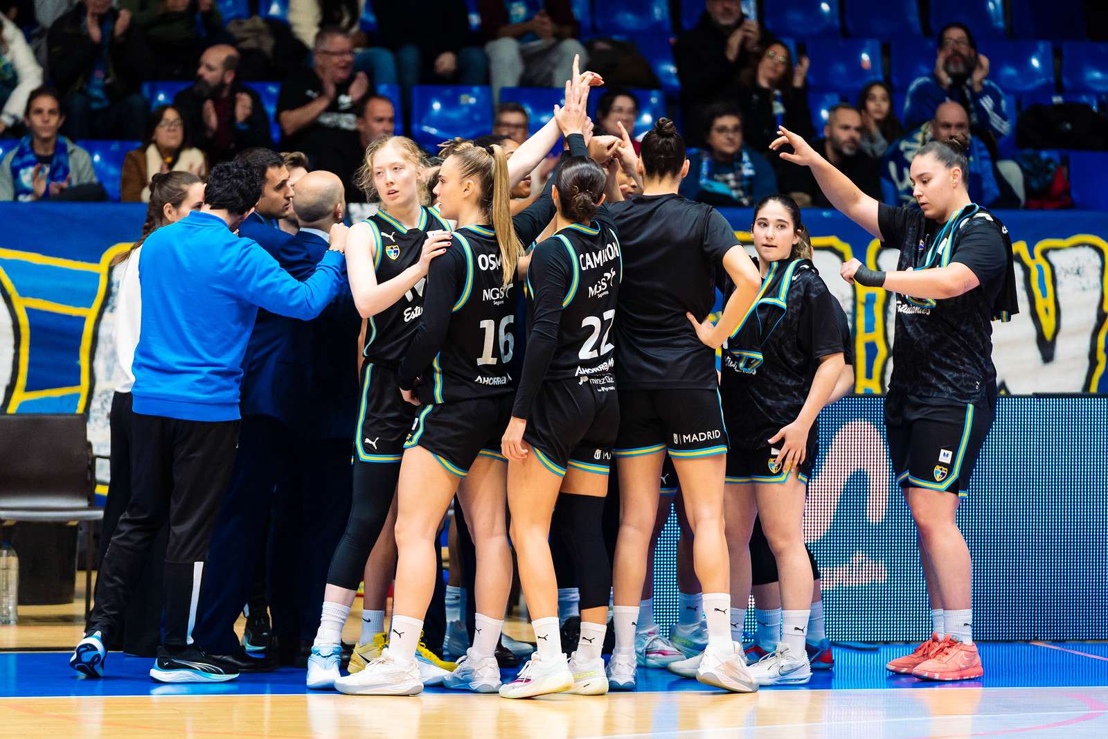Las 'Women in Black' en el partido de la J7 de la LF Endesa frente a Spar Girona.