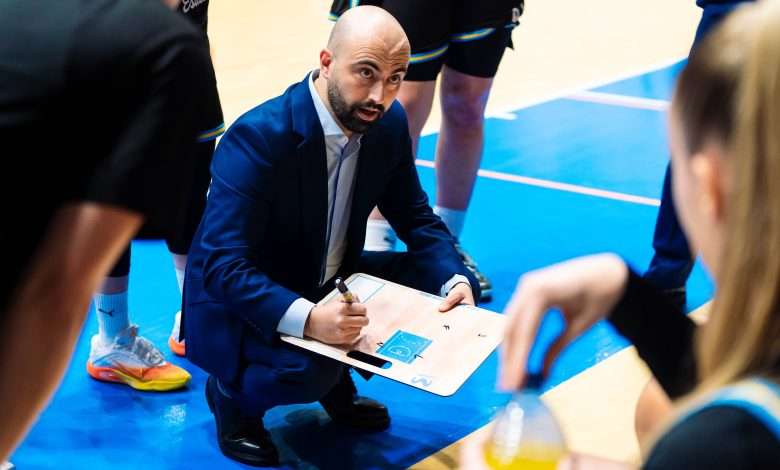 Olmo Gómez en un tiempo muerto durante el partido entre Movistar Estudiantes - Ingeniería Ambiental CAB Estepona