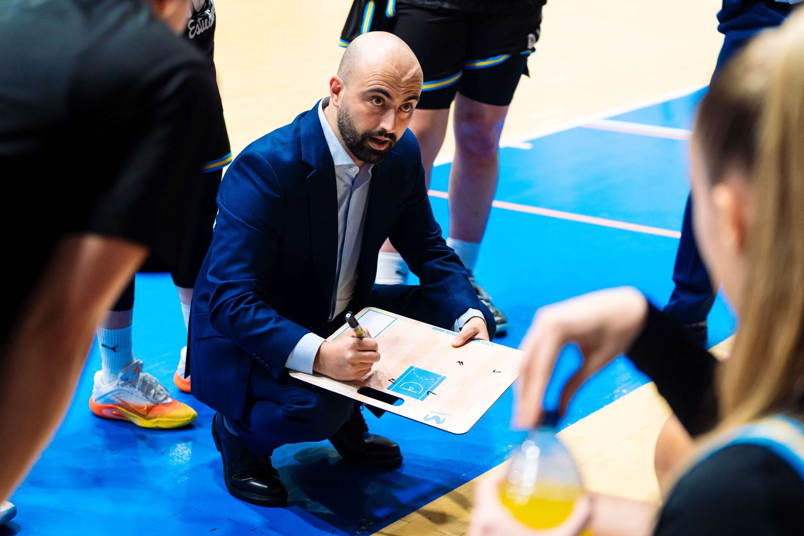 Olmo Gómez en un tiempo muerto durante el partido entre Movistar Estudiantes - Ingeniería Ambiental CAB Estepona