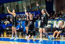 Las 'Women in Black' celebrando un triple desde el banquillo