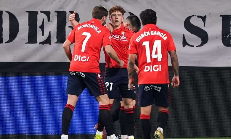 Victor Munoz of CA Osasuna celebrates scoring his team's first goal with teammates during the LaLiga EA Sports match between CA Osasuna and Levante UD at Estadio El Sadar on December 08, 2025 in Pamplona, Spain. (Photo by Juan Manuel Serrano Arce/Getty Images)
