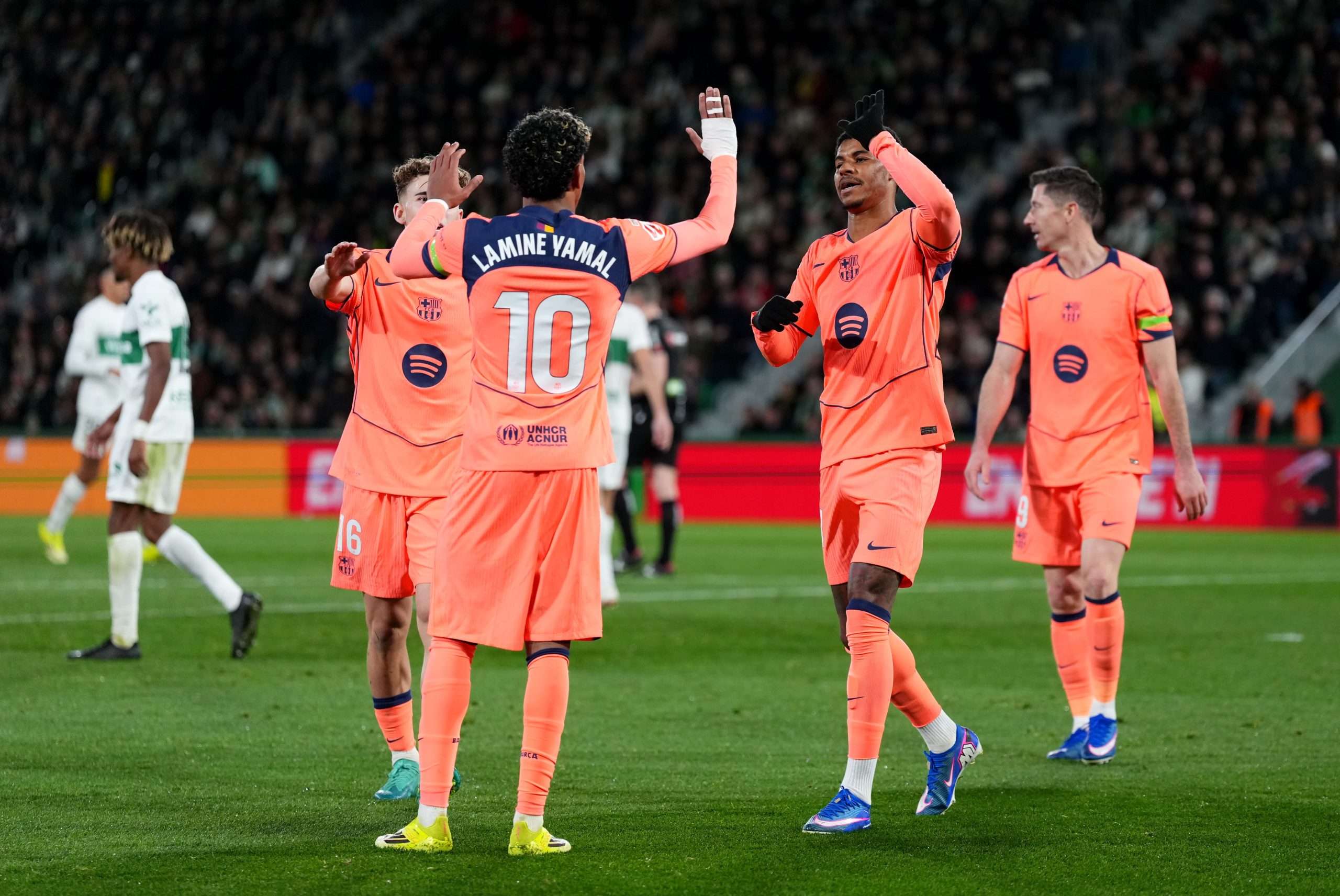 El Barcelona le gana al Elche.