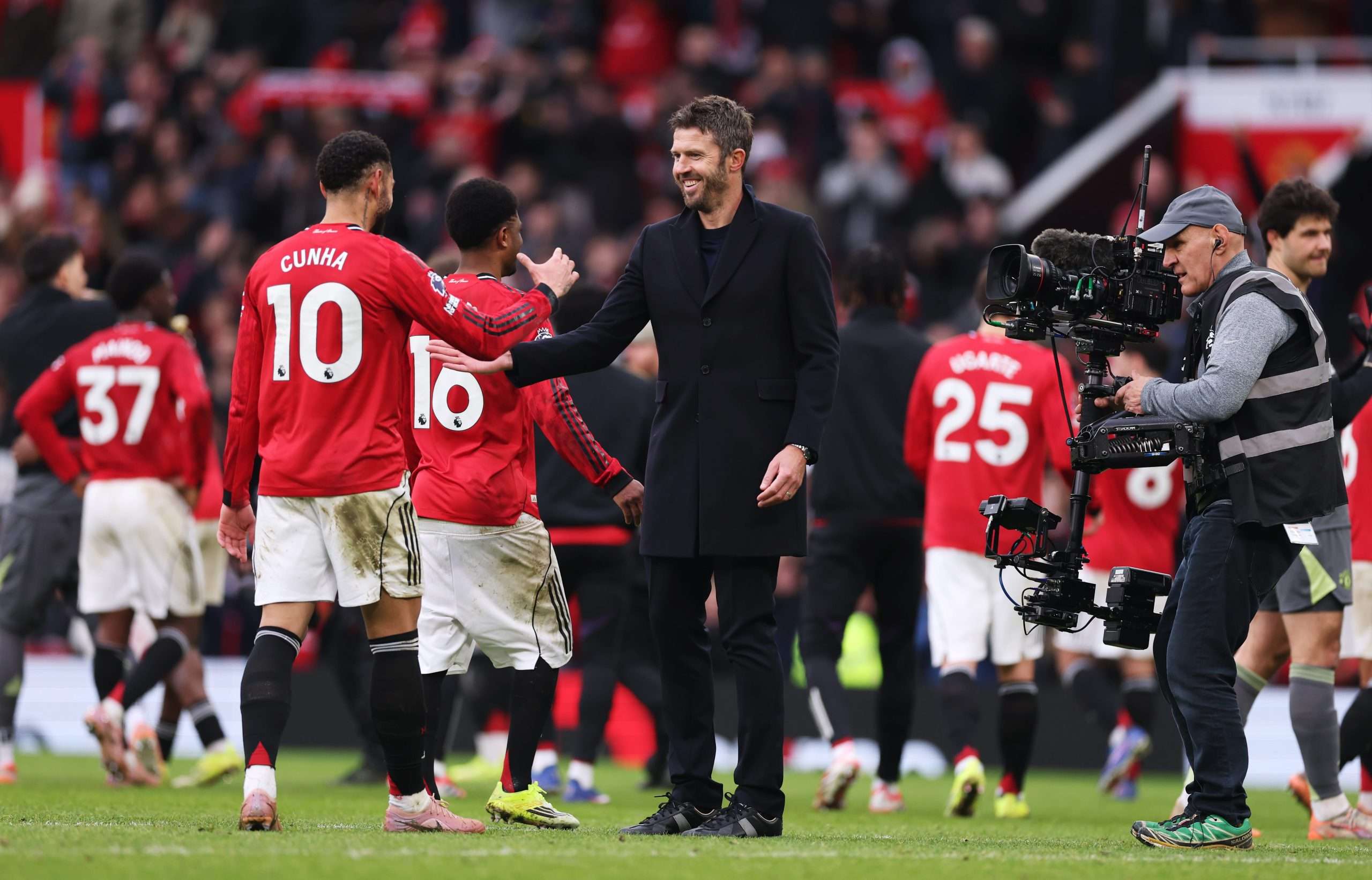 Carrick y Matheus Cunha se saludan al final del partido entre el Manchester United y Manchester City