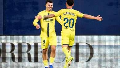 Georges Mikautadze of Villarreal CF celebrates with his teammate Alberto Moleiro after scoring his team's third goal during the LaLiga EA Sports match between Villarreal CF and Deportivo Alaves at Estadio de la Ceramica on January 10, 2026 in Villarreal, Spain. (Photo by Alex Caparros/Getty Images)