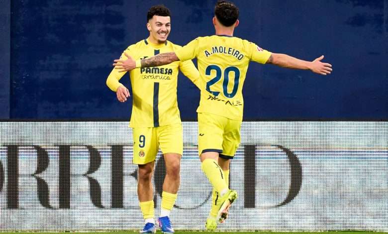 Georges Mikautadze of Villarreal CF celebrates with his teammate Alberto Moleiro after scoring his team's third goal during the LaLiga EA Sports match between Villarreal CF and Deportivo Alaves at Estadio de la Ceramica on January 10, 2026 in Villarreal, Spain. (Photo by Alex Caparros/Getty Images)