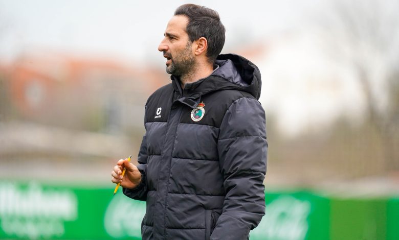 Pablo Álvarez, segundo entrenador del Racing, dando indicaciones en el entrenamiento.
