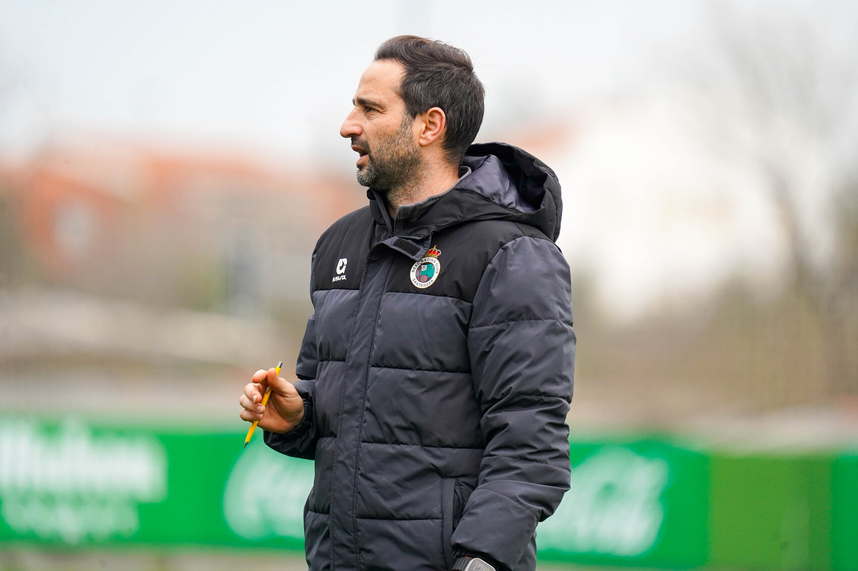 Pablo Álvarez, segundo entrenador del Racing, dando indicaciones en el entrenamiento.