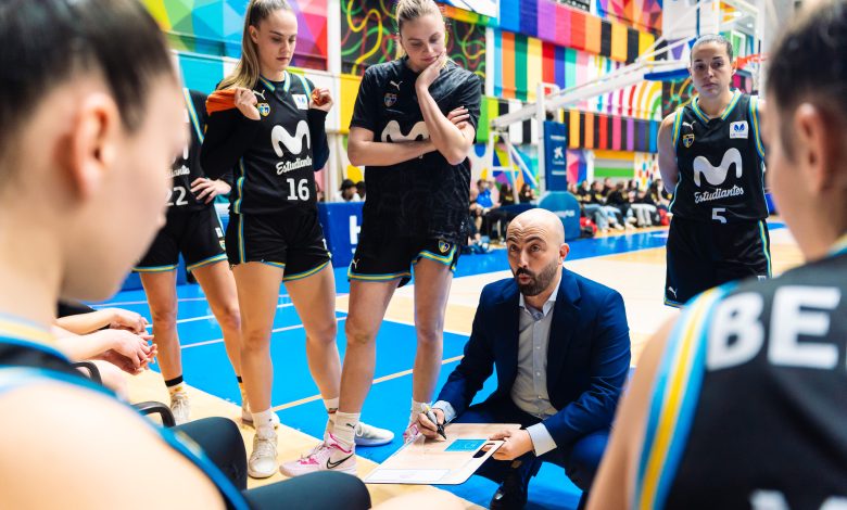 Olmo Gómez dando indicaciones a sus jugadoras en un tiempo muerto durante el partido contra el Innova-TSN Leganés