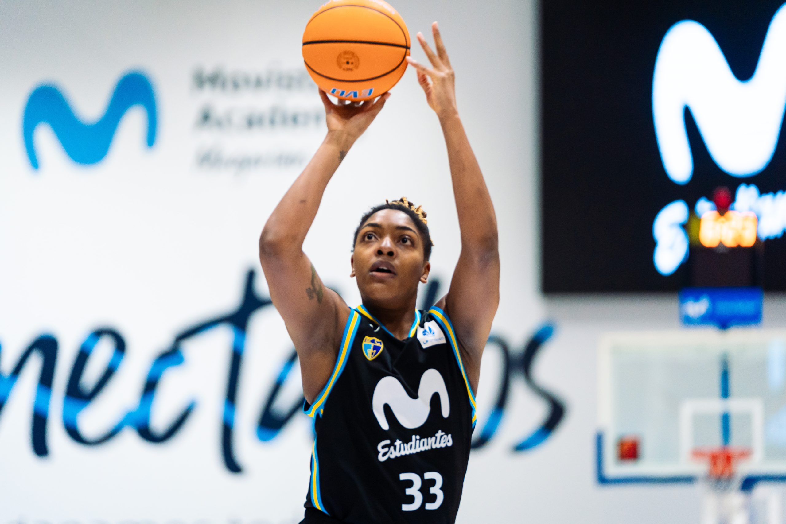 Nneka Ezeigbo lanzando un tiro libre en el enfrentamiento de la jornada 21 contra el Innova-TSN Leganés